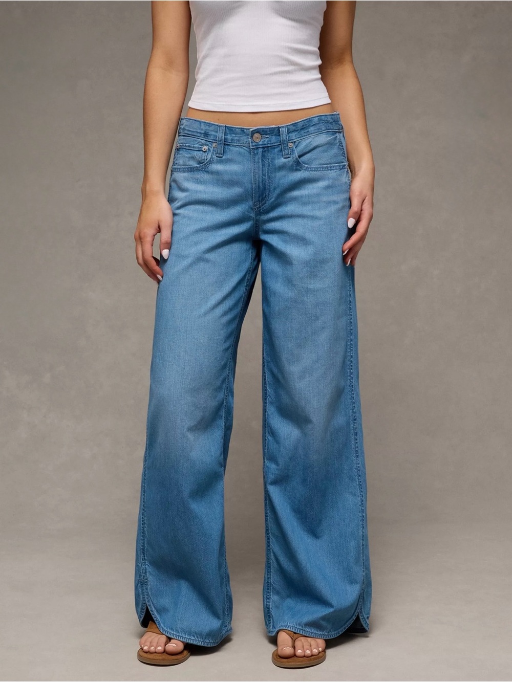 AE Medium Wash Low-Rise Lightweight Comfy Beachy Baggy Jean